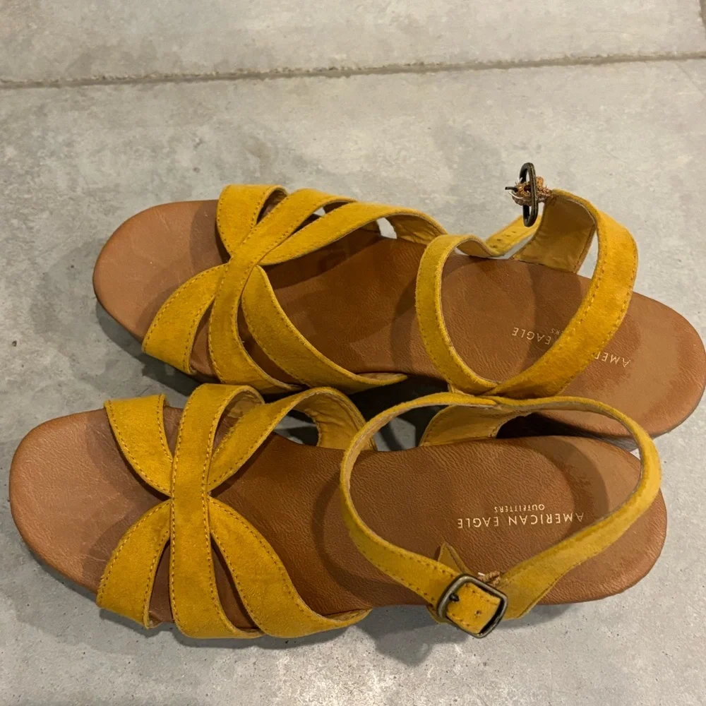 American eagle sandals mustard colored medium heel - Picture 1 of 6